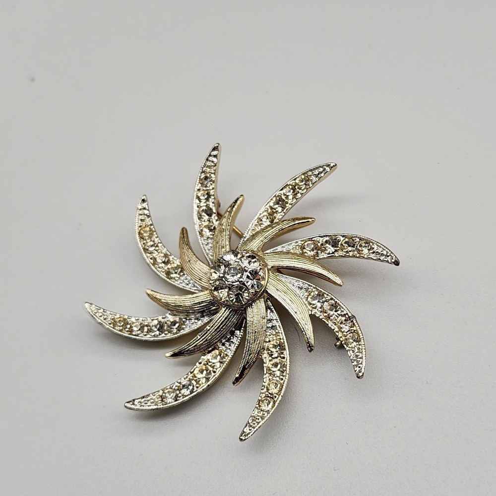 Vintage Sarah Coventry Flower Snowflake Rhinestone and gold tone Brooch Pin 2.5"